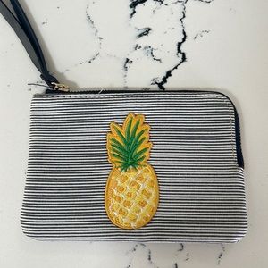 REALLY CUTE NEVER WORN LITTLE HAND POUCH💙!!